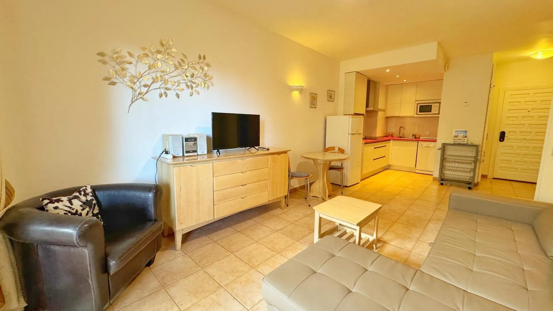 Apartamento 797 Holiday Rentals- Precioso piso con vistas al jardin en Benalbeach Benalmádena
